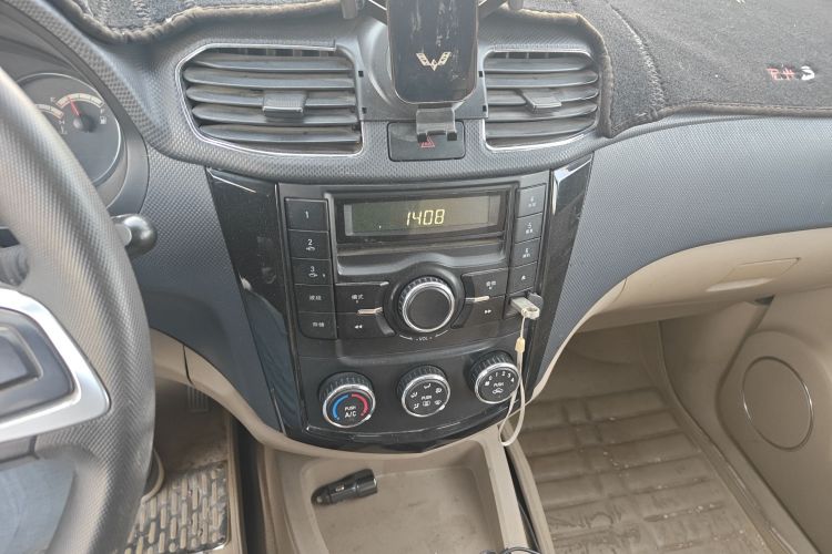 五菱汽车 五菱宏光 2014款 1.5L S舒适型中控内饰16