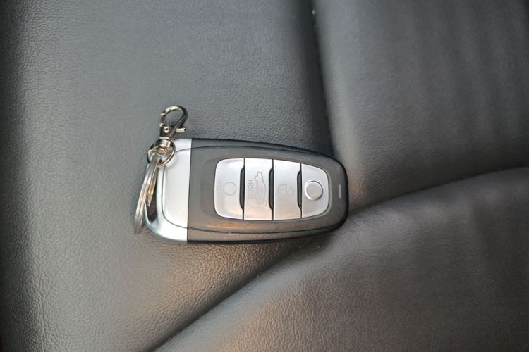 红旗H5 2019款 30TD 型动版中控内饰11