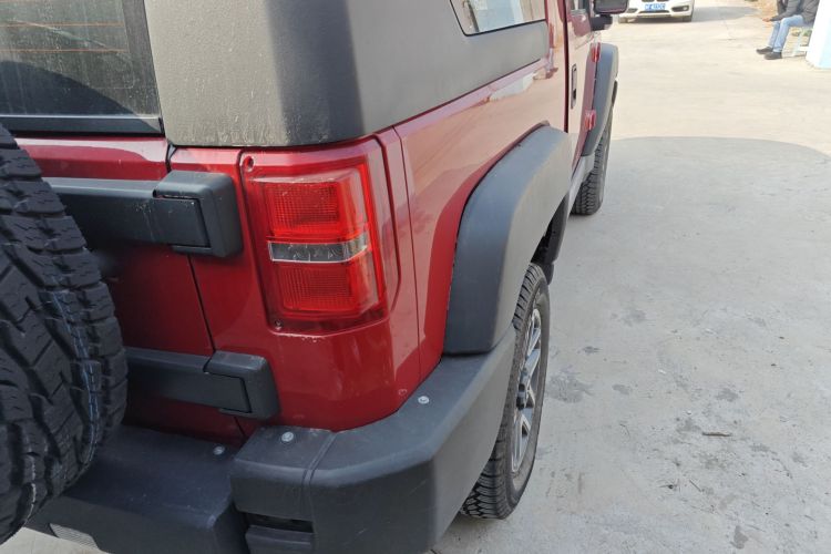 北京越野 北京BJ40 2016款 2.3T 自动四驱尊享版车身外观9