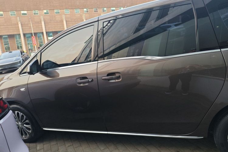 别克GL8 2023款 陆上公务舱 舒适型车身外观4