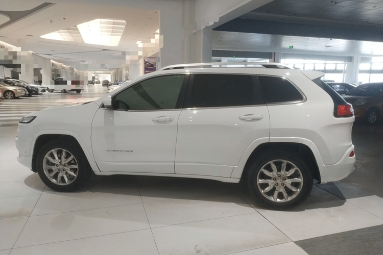 Jeep 自由光 2017款 2.4L 优越版车身外观6003