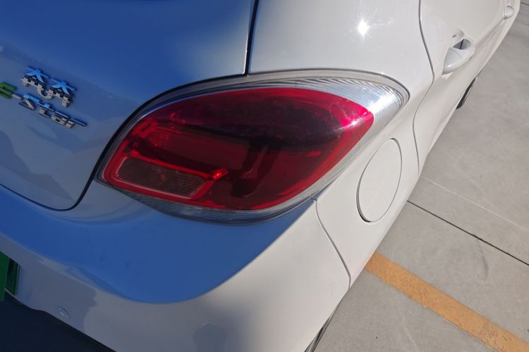 长安欧尚 奔奔E-Star 2021款 国民版 心怡版 磷酸铁锂（31.86kWh）车身外观9