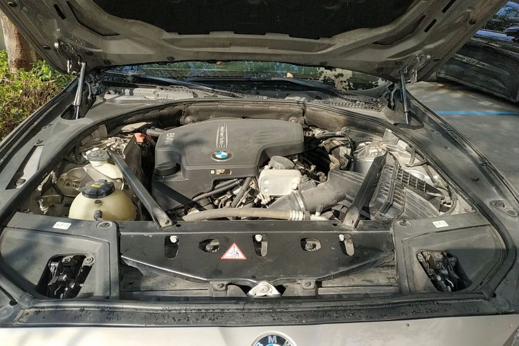 宝马5系 2014款 525Li 豪华设计套装机舱底盘24