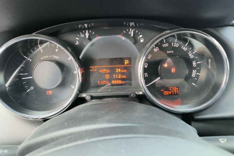 标致3008 2015款 2.0L 自动潮流版中控内饰14