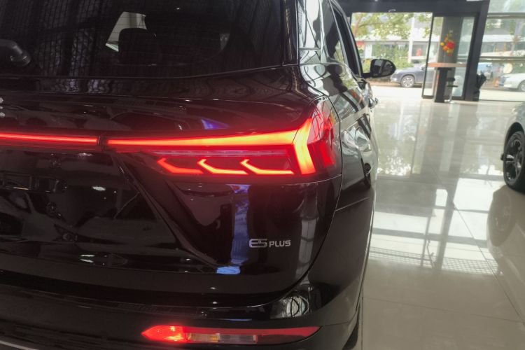 蓝电E5 PLUS 2025款 120km 标准旅行定制版 7座车身外观9