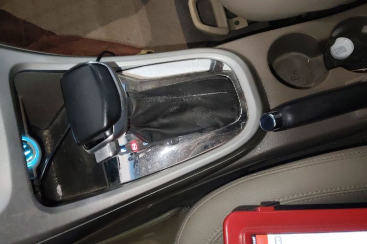 别克 英朗 2013款 GT 1.6L 自动时尚版中控内饰18