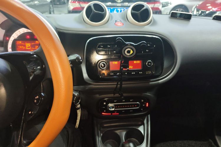 smart forfour 2016款 1.0L 52千瓦灵动版中控内饰16