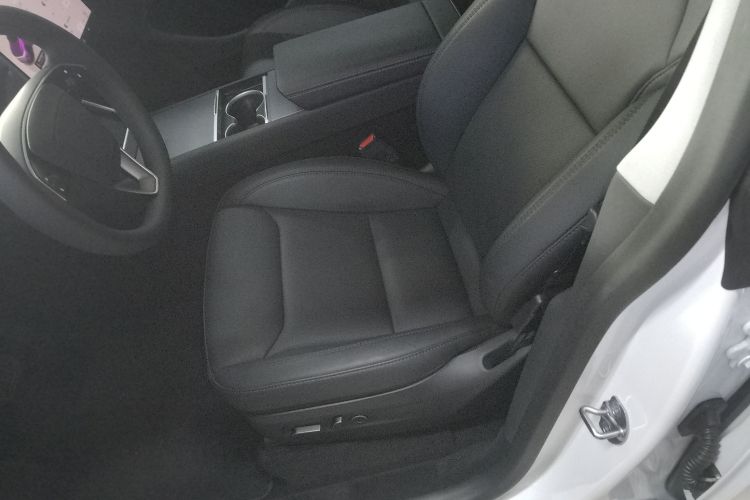 特斯拉 Model Y 2025款 后轮驱动版中控内饰19
