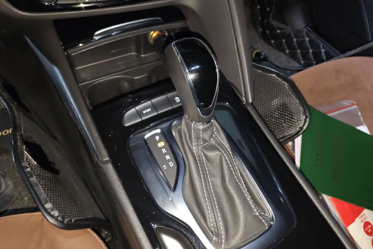 别克 君威 2019款 20T 精英型 国VI中控内饰18