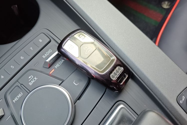 奥迪A4L 2019款 40 TFSI 进取型 国VI中控内饰7001