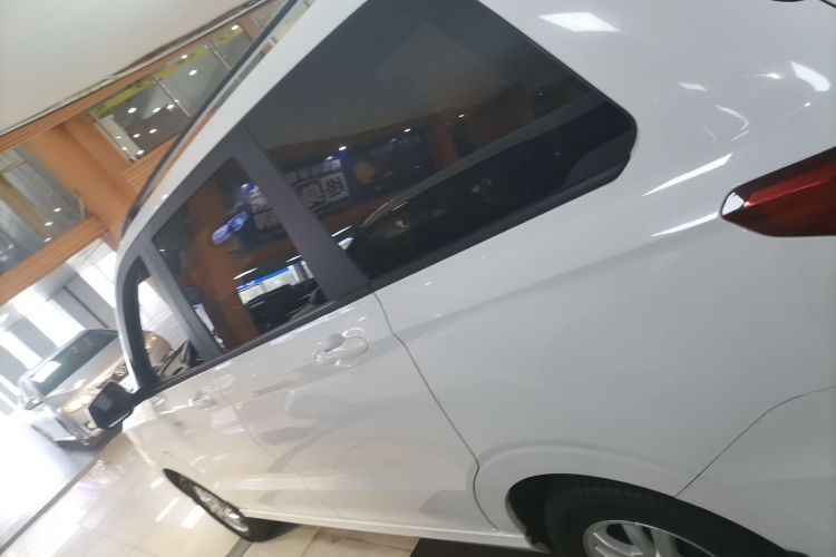 五菱汽车 五菱宏光 2021款 1.5L改款 S舒适型 液压助力LAR车身外观4