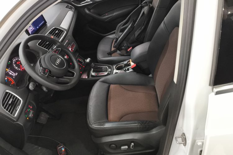 奥迪Q3 2018款 30周年年型 30 TFSI 时尚型中控内饰19