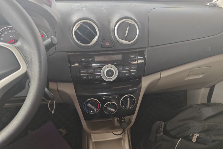 长安 悦翔V3 2015款 1.4L 手动美满型 国V中控内饰16