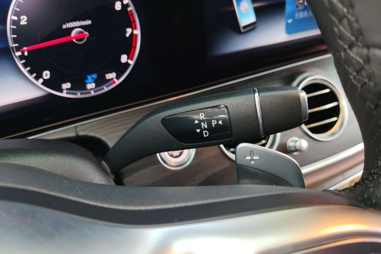奔驰E级 2020款 改款 E 300 L 运动殊享版中控内饰18