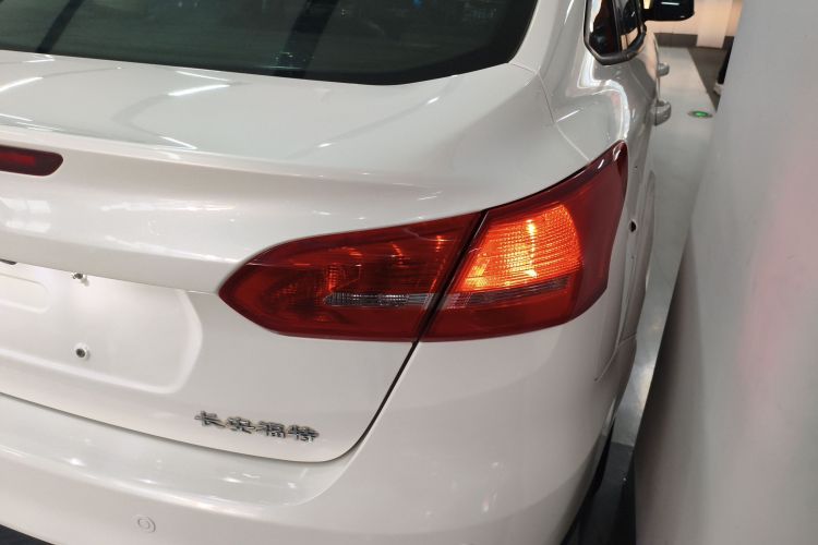 福特 福克斯 2018款 三厢经典 1.6L 自动风尚型智行版车身外观9