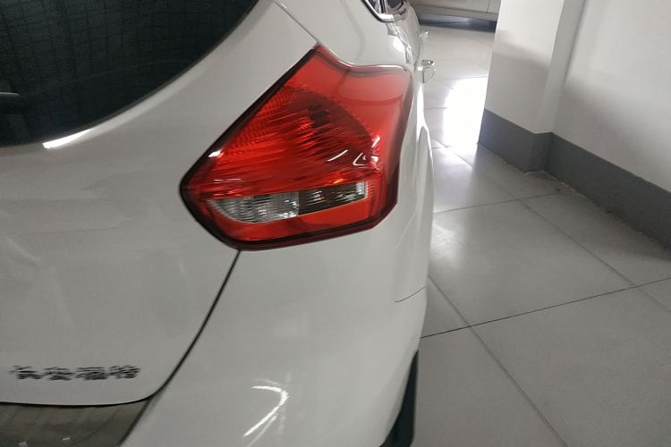 福特 福克斯 2018款 两厢经典 1.6L 自动舒适型智行版车身外观9