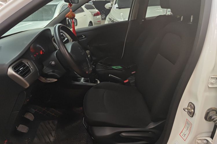 标致301 2016款 1.6L 手动舒适版中控内饰19