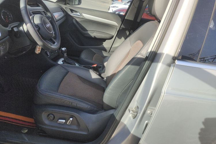 奥迪Q3 2018款 30周年年型 35 TFSI 时尚型中控内饰19