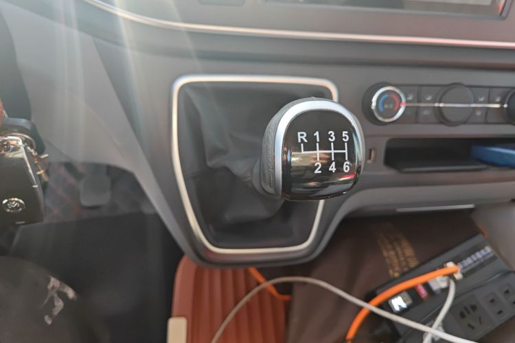 上汽大通MAXUS 新途V80 2025款 PRO傲运通 2.0T 手动长轴超低顶 6/7/8/9座中控内饰18