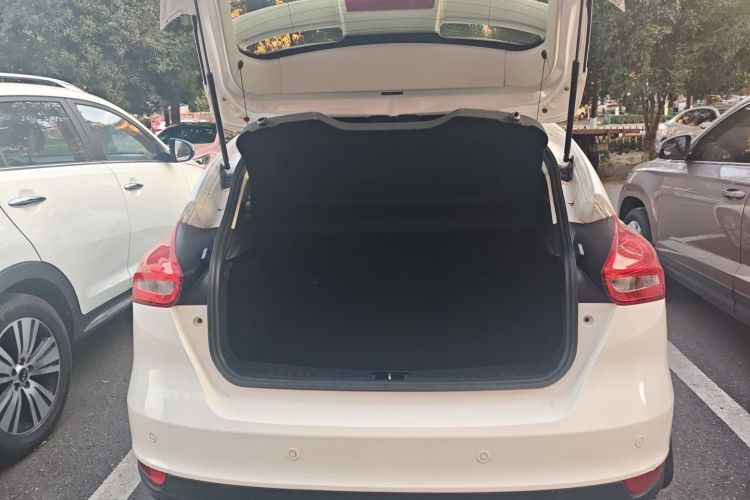 福特 福克斯 2018款 两厢经典 1.6L 自动风尚型智行版机舱底盘23