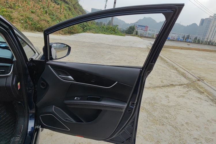 比亚迪 宋MAX 2018款 1.5T 自动智联尊享型 6座中控内饰7005