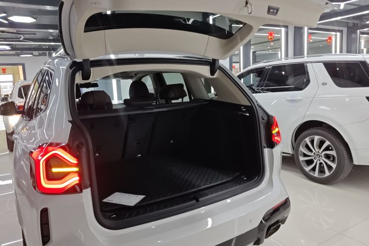 宝马X3 2022款 改款二 xDrive30i 领先型 M曜夜套装机舱底盘23