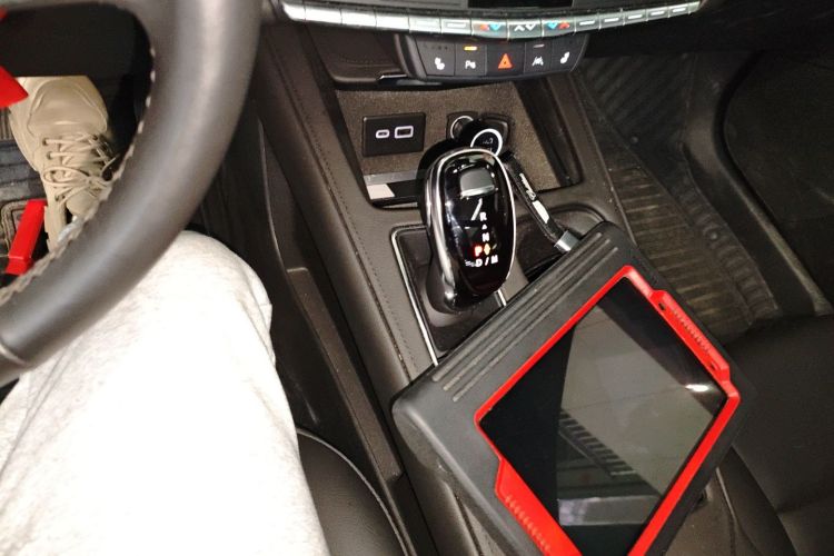 凯迪拉克XT4 2023款 28T 两驱豪华型中控内饰18