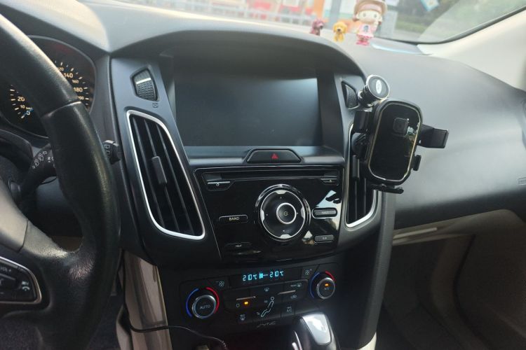 福特 福克斯 2015款 两厢 1.6L 自动风尚型中控内饰16