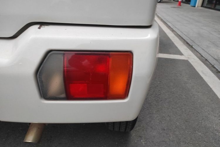 铃木 北斗星 2012款 创业版 1.0L 手动超越型车身外观9