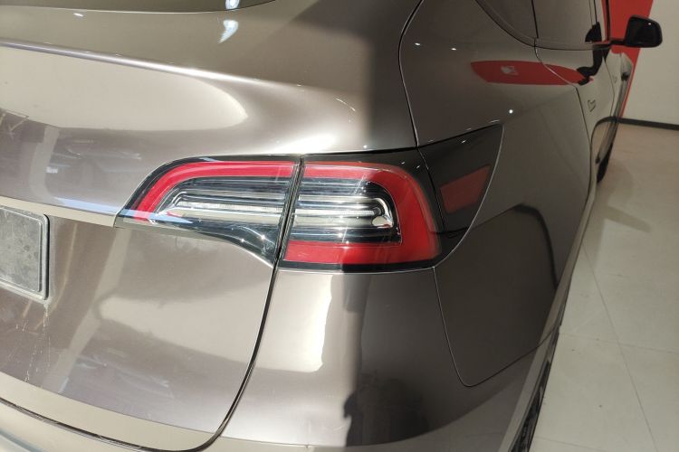 特斯拉 Model Y 2021款 标准续航后驱版车身外观9