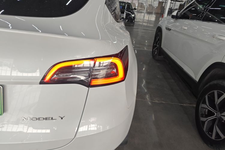 特斯拉 Model Y 2022款 改款 后轮驱动版车身外观9