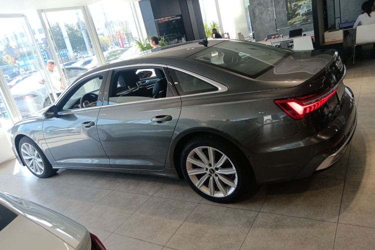 奥迪A6L 2024款 45 TFSI 臻选动感型车身外观4