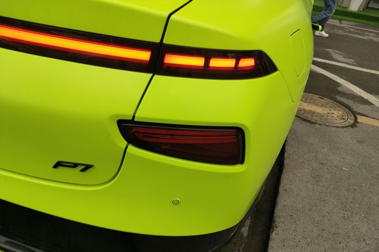 小鹏P7 2022款 670E+鹏翼版车身外观9