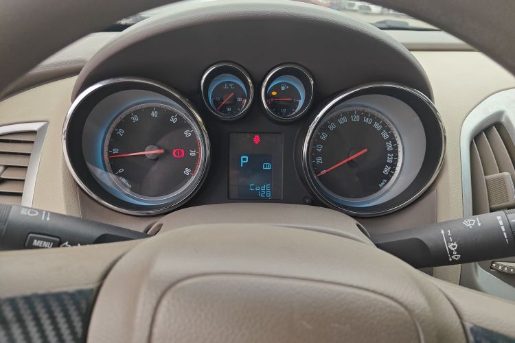 别克 英朗 2013款 GT 1.6L 自动时尚版中控内饰14