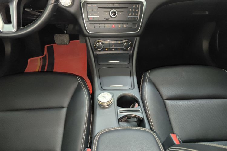 奔驰GLA 2016款 GLA 200 时尚型中控内饰18