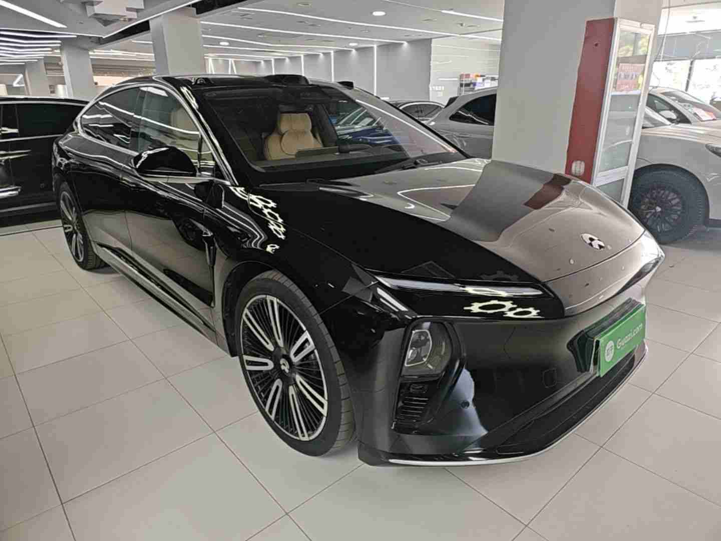 车辆右前45度外观展示