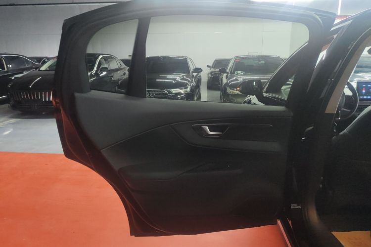 红旗E-QM5 2022款 431km 充电乐享版中控内饰7008