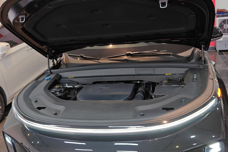 理想汽车 理想L8 2023款 Air机舱底盘24