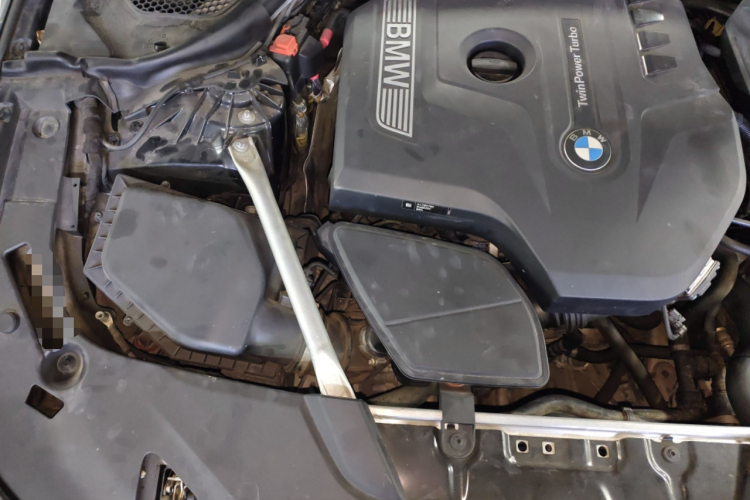 宝马5系 2019款 改款 525Li 豪华套装机舱底盘25