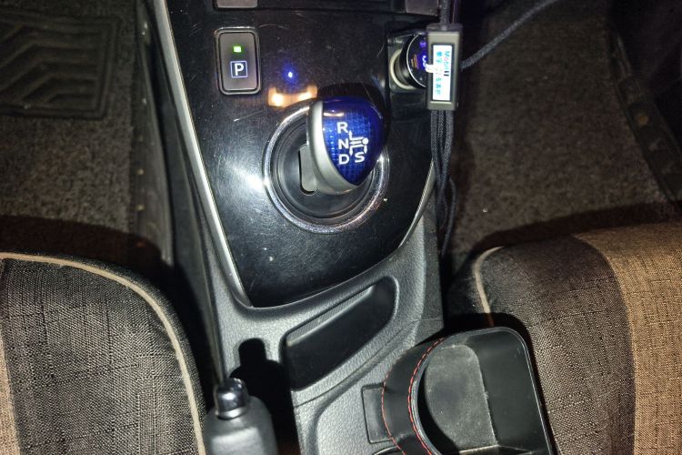 丰田 卡罗拉 2016款 双擎 1.8L E-CVT精英版中控内饰18