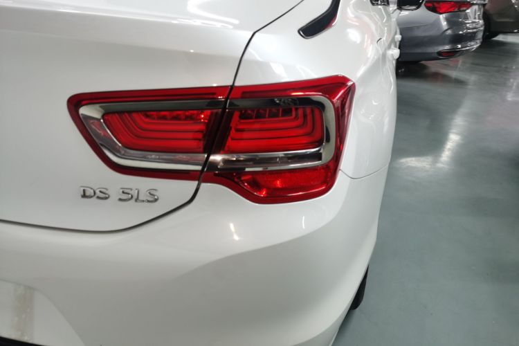 DS 5LS 2015款 1.6T 风尚版THP160车身外观9