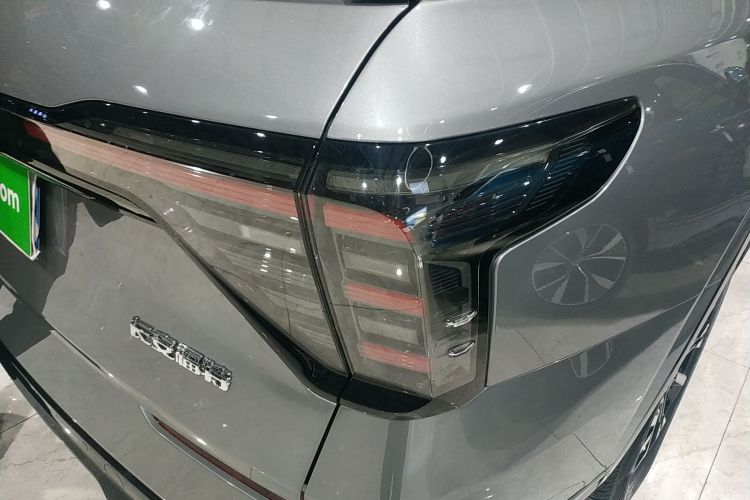 福特 2025款 锐界L 2.0T EcoBoost E混动四驱七座至尊型车身外观9