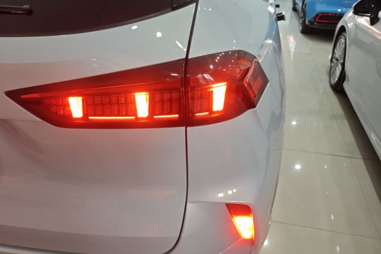 魏牌 摩卡 2021款 2.0T 两驱特醇版车身外观9