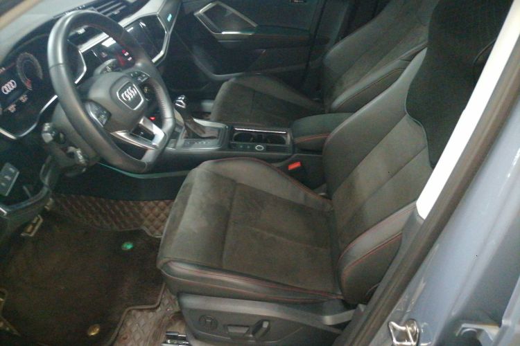 奥迪Q3 2022款 40 TFSI RS套件燃速型局部细节19