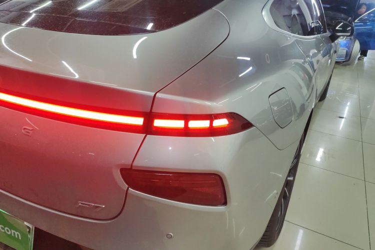 小鹏P7 2023款 586E车身外观9