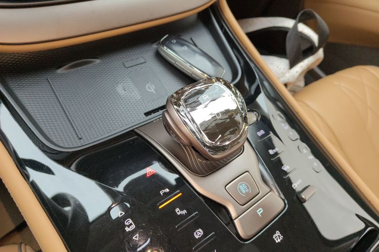 腾势D9 2022款 DM-i 1040 尊贵型中控内饰18