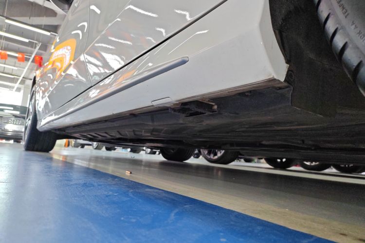 奔驰C级 2021款 C 260 L 运动版机舱底盘30