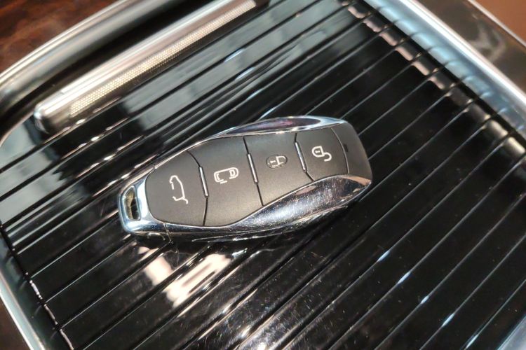 红旗HQ9 2023款 2.0T 智联旗享版中控内饰11