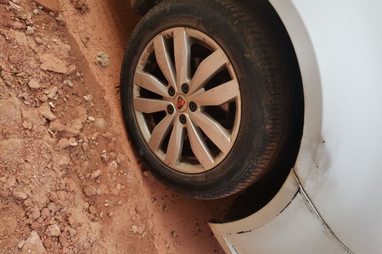 荣威350 2015款 1.5L 自动豪华天窗版车身外观10