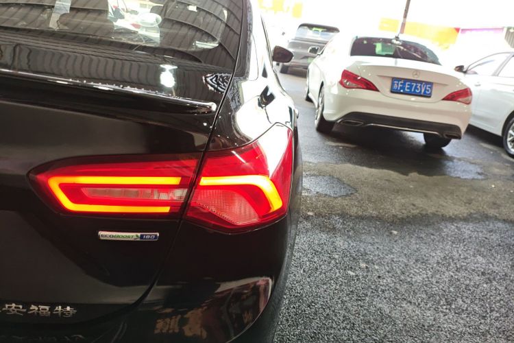 福特 福克斯 2020款 三厢 EcoBoost 180 自动ST Line车身外观9